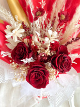 Load image into Gallery viewer, Valentine Infinity Vase Bouquet | Preserved Flower Bouquets UAE | Luxury Gifts That Last | Flower Delivery in Dubai
